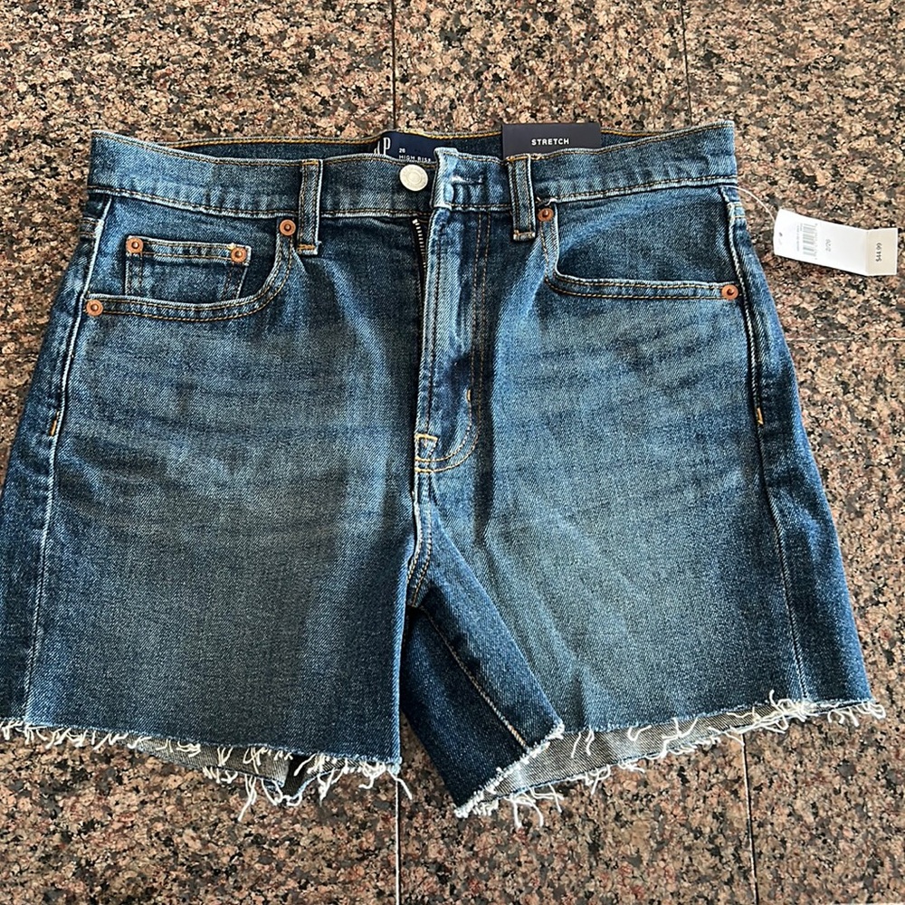 GAP high rise 4” short